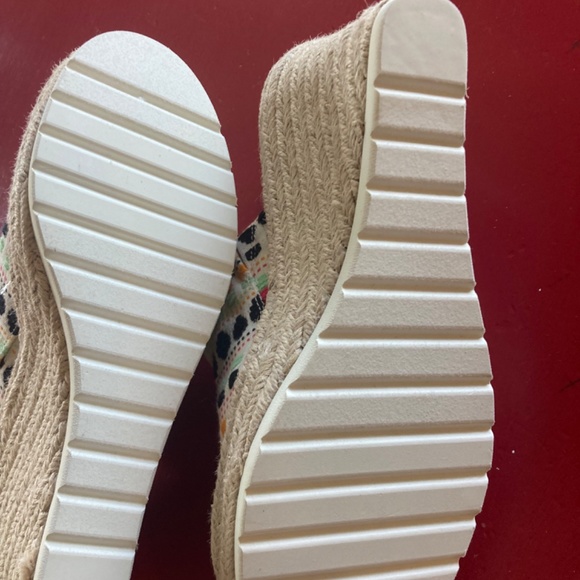 TOMS - Picture 2 of 5